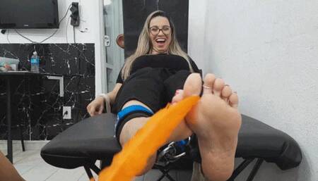Cristal in Glaucia's soles tickle attack
