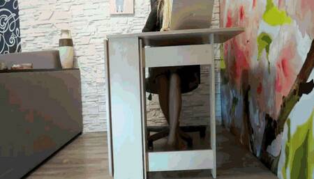 I am sitting in a stuffy office MP4 (1920x1080) FHD