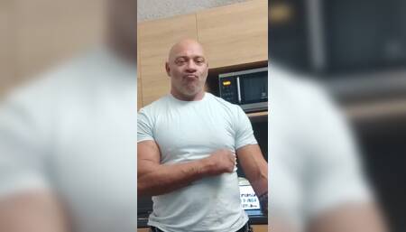 Bodybuilder Daddy Get Sucked off