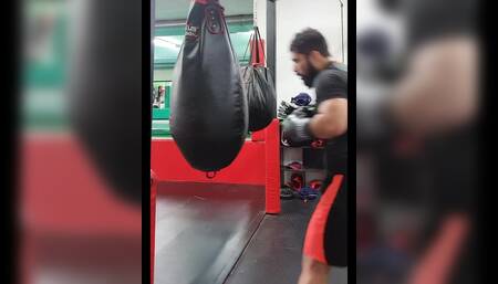 Knockout Fitness: One Round Heavy Bag Boxing Workout - Get Punched up!boxing