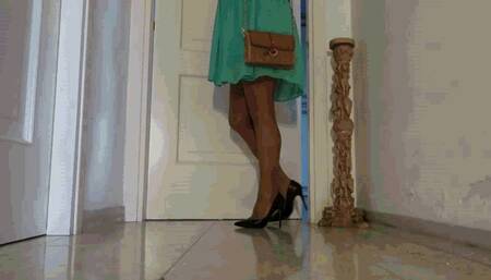 Slender legs in pantyhose MP4 (1920x1080) FHD