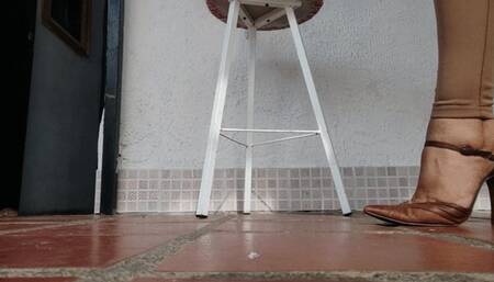 Alice and her pronounced bows in stiletto heels (2)