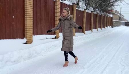 High heels flip flops in snow, high heels in snow, slippery high heels, girl walking on high heels in snow