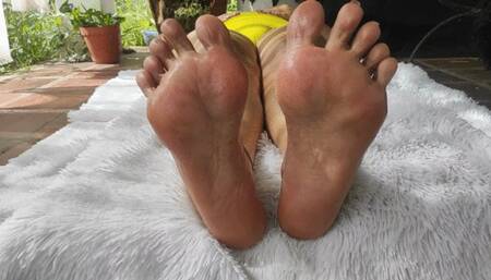 Alicia's wrinkled soles and pronounced arches very close together (2)