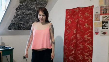 Step-mom buttcrack, shirt-crack and pussy-crack