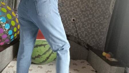 sittopop in jeans beachball