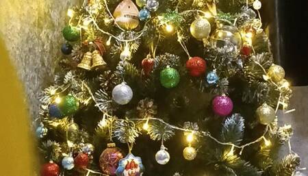 Valeri blow yellow balloon