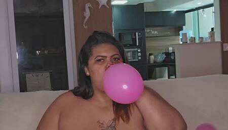 Rainha estourando balões