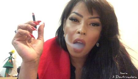 Eu fumo, ajoelha abre a boca e se masturba