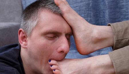 Older fetishist is ready to worship 19 yo girl`s feet all his life, g387x (slide show) 2160p