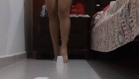 tanga rosada pisando vasito de icopor