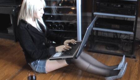 Britney's Sweaty Nyloned Feet - (High Quality Version)