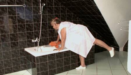 GILF COUGAR WITH BIG TITS FOR YOUNG TENANT