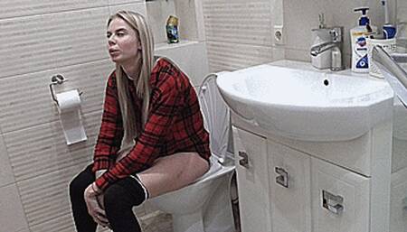 Blondie's toilet is fast loud! MP4