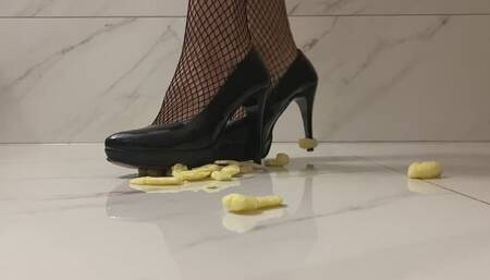 Crushing Crispy Crunchies With High Heels Stockings