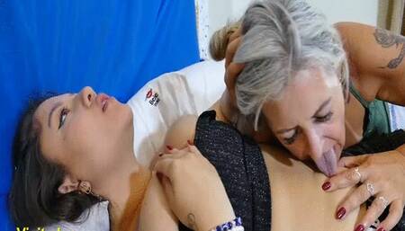 MY BELLY BUTTON FIRST TIME LICKED BY AND OLDER WOMAN