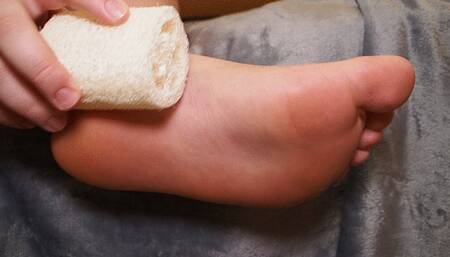 Dry sole massage - a moment of submission and relaxation