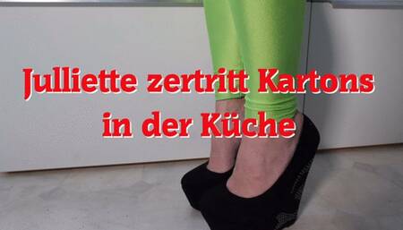 Julliette crushes boxes in the kitchen - Julliette zertritt Kartons in der Küche