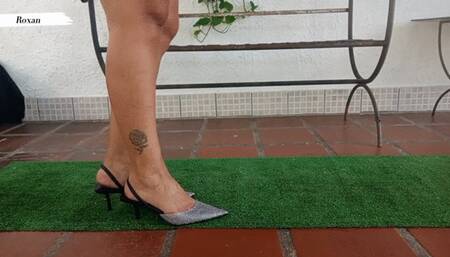 Pronounced bows modeled on stiletto heels (3)