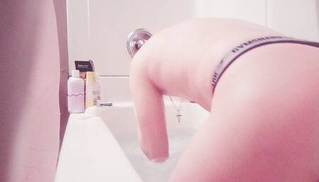 Butt Girl Tiffany Ciskiss Takes A Bath