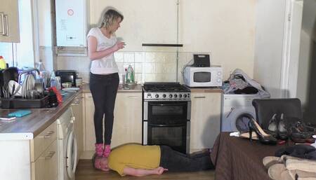 Head Gets Busted Under Chelsea's Shoes (4K)