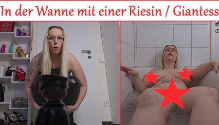 In der Wanne mit einer Riesin