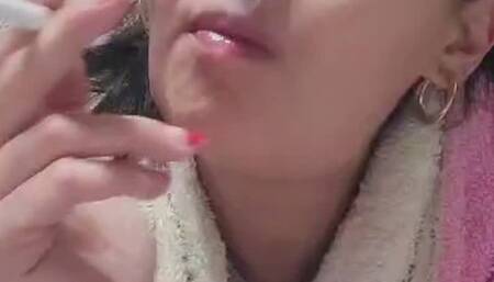 Anna Sparkle talking about smokers cough while smoke and Vape