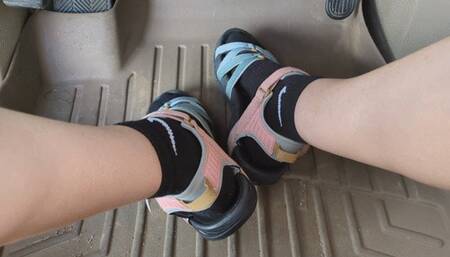 Fifi cranking her old SUV in a skirt bra and sneakers with lots of bouncing *new* replay