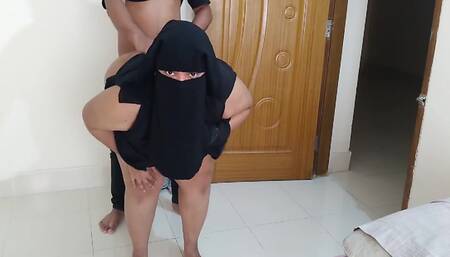 Tamil Muslim Aunty Fucked By Gujarati Hindu Stranger Guy In Hotel When Her Husband Go To Bathroom With So Hot