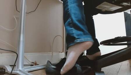 AMAZING Shoeplay in Nylons and bare FEET