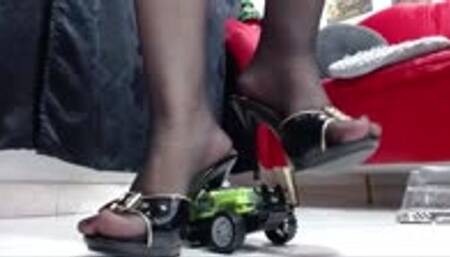 crush crushing smashing a jeep into 1000 pieces with nylons and sexy sandals