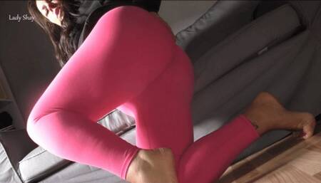 Leggins Arsch und nackte Fuesse