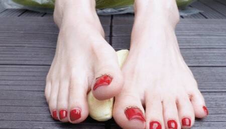 MY FEET PLAY WITH BANANA