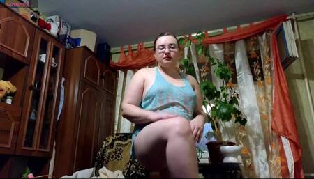 Hot MILF Shakes Her Assets