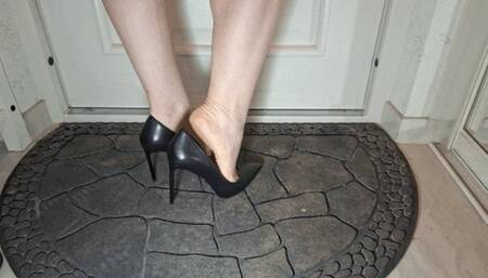 Waiting at the door and dipping 3 Sh