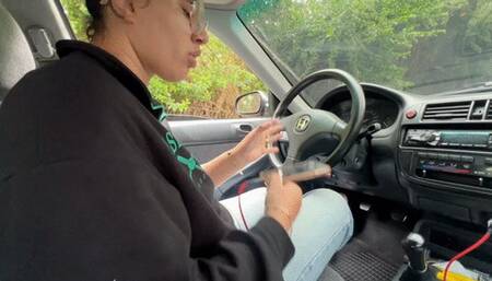 Curvy latina Cinicluu get lost in the forest with a damaged car 1080P MP4