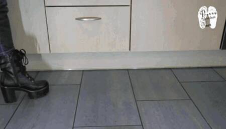 Flowers under heeled Boots