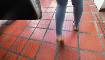 Jarlyn and Dalilah clean the carburetor of the Fiat 147 before going out for a drive