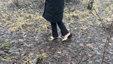 The girl in high-heeled shoes decided to shorten the way to the house, but did not expect that the road would be so dirty and bad