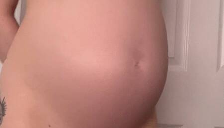 Oiling up my pregnant belly and tits 8 months pregnant