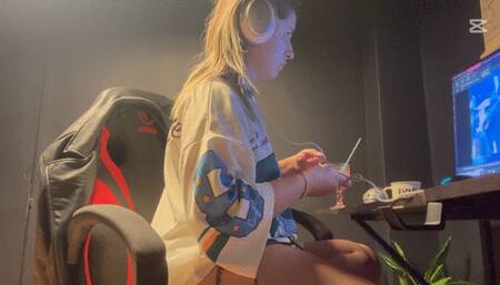 Farting while playing dress to impress in thongs