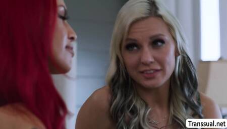 MILF Kenzie Taylor sit on TS Foxxys face and shecock