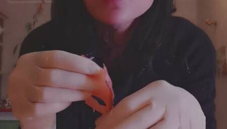 mangiando salmone affumicato