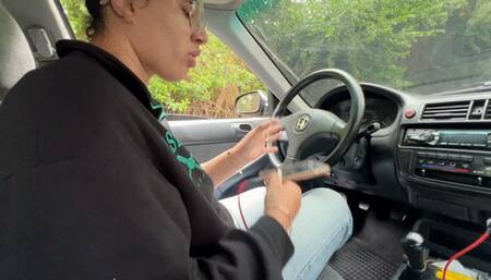 Curvy latina Cinicluu get lost in the forest with a damaged car 720P MP4