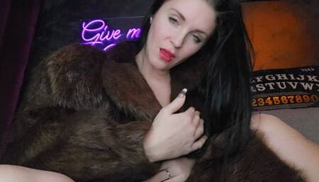 Pelzmantel über meiner nackten Haut