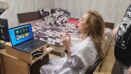 smoking, playing online rummy while gonzo bleach my hair