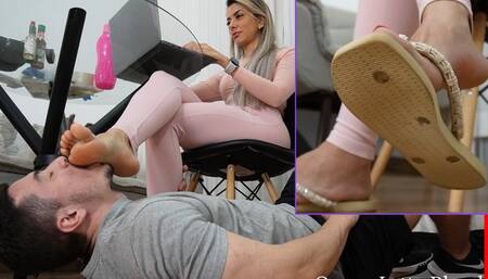 Queen Lytta Blond - Real Under table Foot smell Worship and Massage while Lytta works - FOOT WORSHIP - FOOT DOMINATION - FOOT SMELLING - SOLES - FLIP FLOPS - SMELLY FEET - STINKY FEET - SWEATY FEET - DANGLING - TOE SUCKING 720P