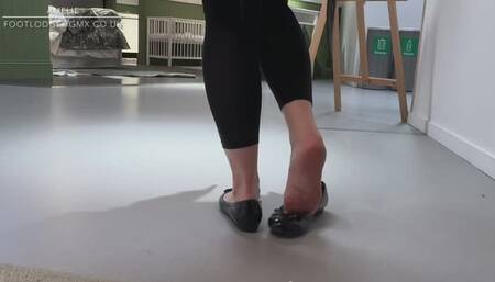 Amelie gets her ballet flat shoe stolen at the furniture store