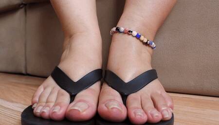 Dolce Amaran in a perfect toes wiggling vid using black wedge flip flops and natural nails - FOR MOBILE DEVICE USERS - FOR MOBILE DEVICE USERS -TOES WIGGLING - FLIP FLOPS -NATURAL NAILS - TOES JOB
