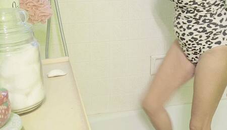 Giantess Attacks Tub Boats